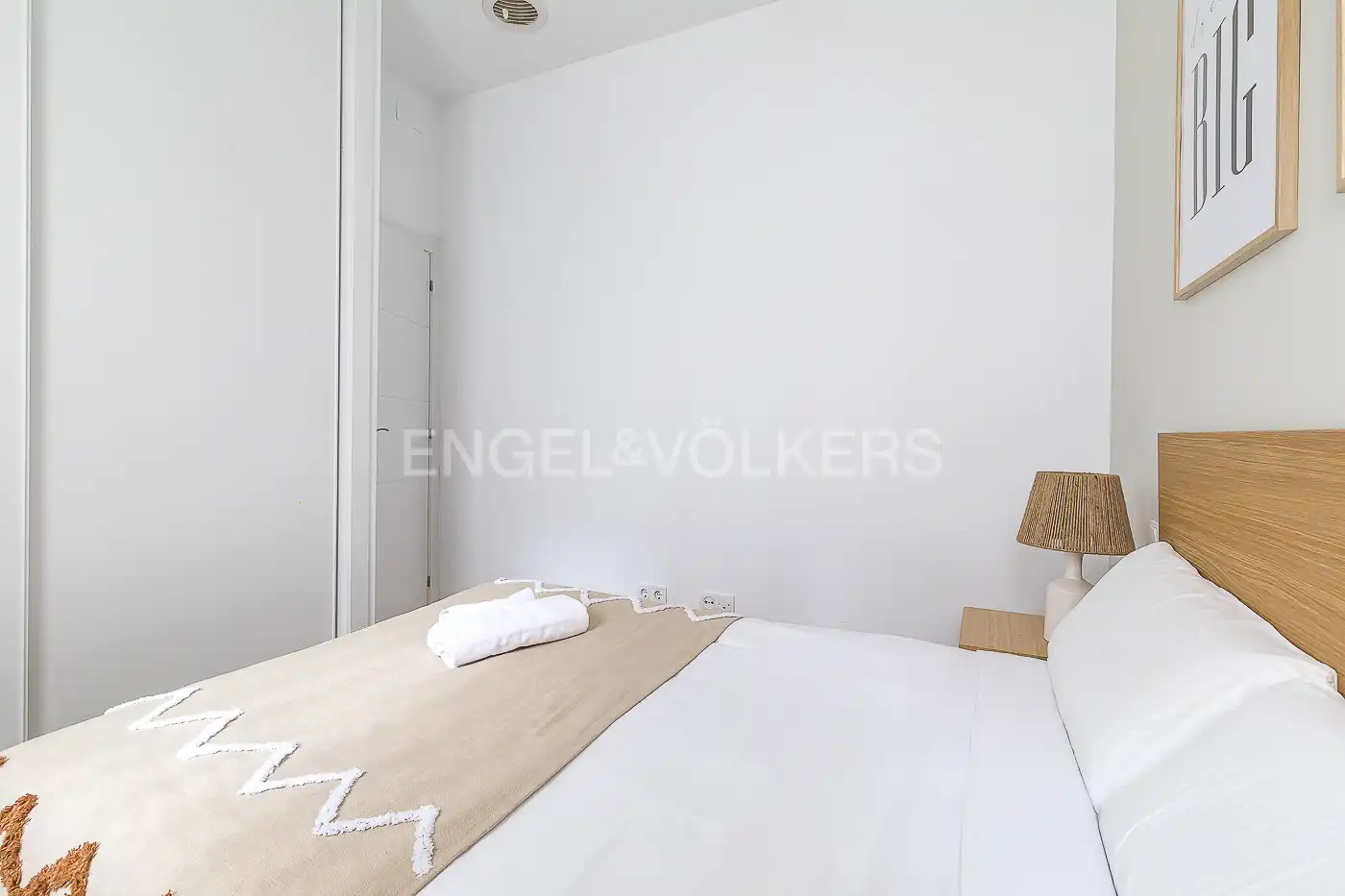 Dormitori de Apartament de lloguer en Madrid amb Aire condicionat, Calefacció i Moblat