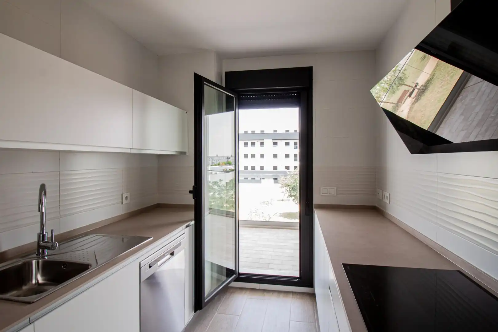 Cocina de Piso de alquiler en La Rinconada con Aire acondicionado, Jardín privado y Terraza