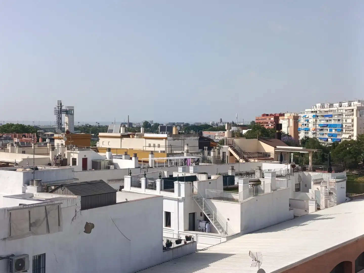 Vista exterior de Casa adosada en venta en Sevilla con Terraza
