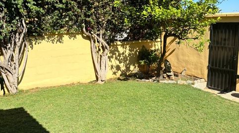 Chalet pareado adosado en esquina, situado en pleno San García, con 4 dormitorios, 3 baños, garaje sótano, jardín delantero y pati