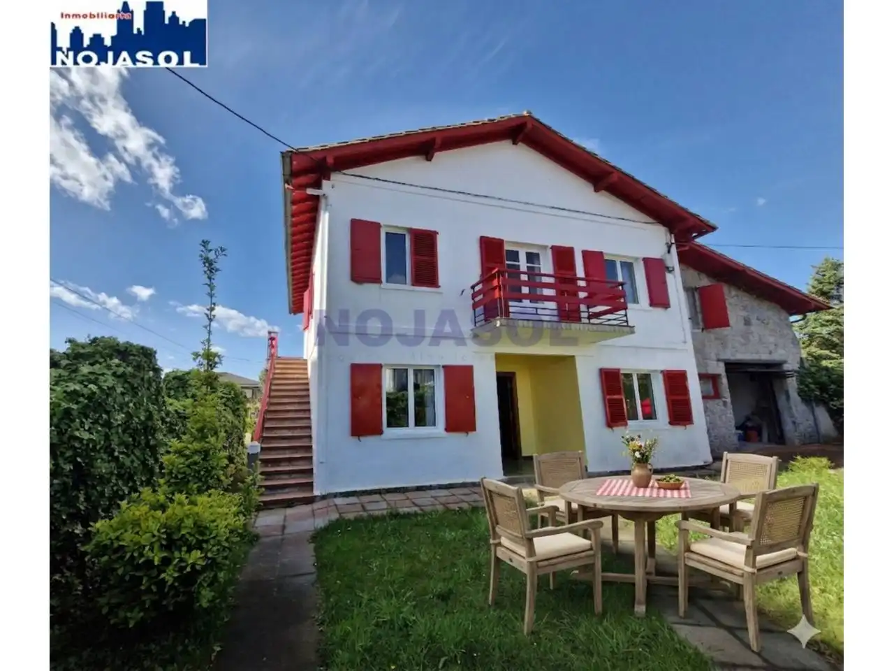 Vista exterior de Casa o xalet en venda en Noja amb Jardí privat, Terrassa i Moblat
