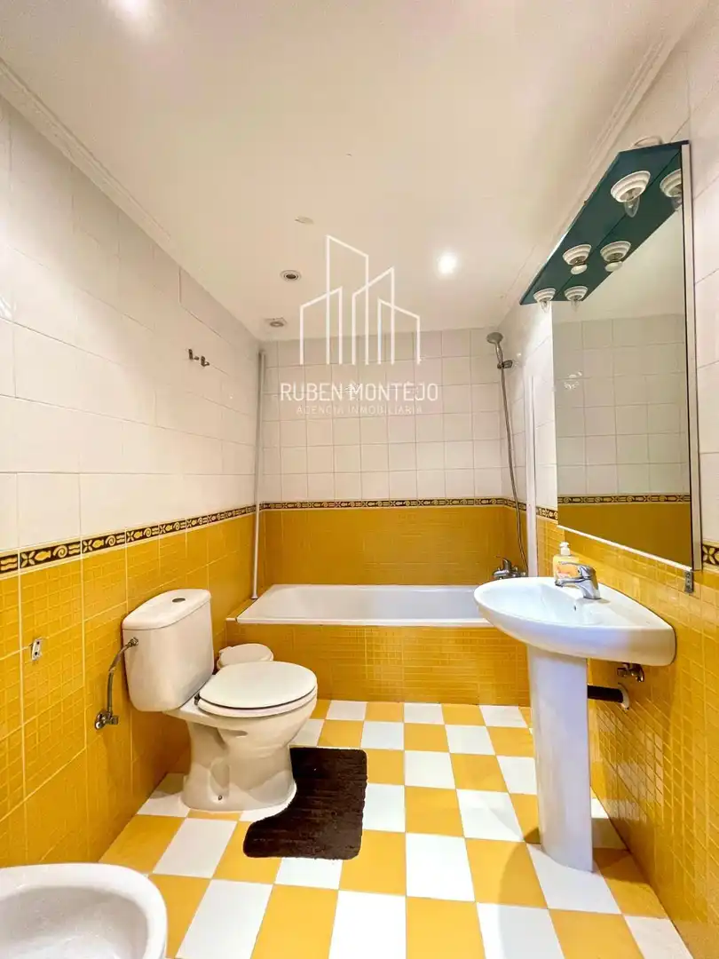 Baño de Casa adosada en venta en Doñinos de Salamanca con Calefacción, Jardín privado y Trastero