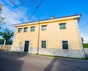 Vista exterior de Casa o xalet en venda en Avilés amb Calefacció, Jardí privat i Parquet