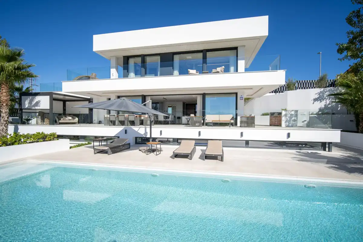 Chalet con piscina en venta en Nueva Andalucía