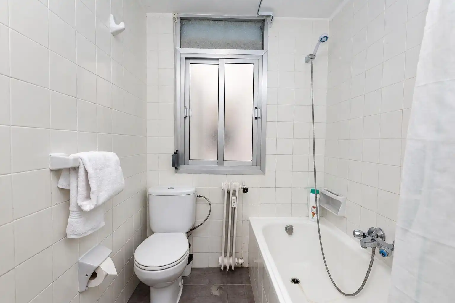 Bathroom of Flat for sale in Granada  with Heating, Furnished and Balcony