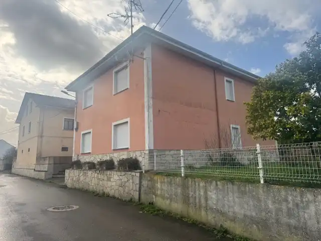 Vista exterior de Casa o xalet en venda en Castropol amb Calefacció, Jardí privat i Parquet