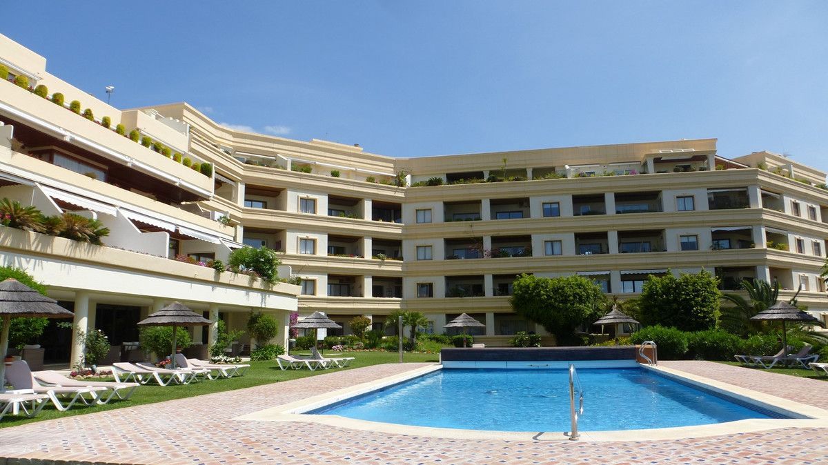 Exterior view of Study for sale in Marbella  with Air Conditioner, Swimming Pool and Community pool