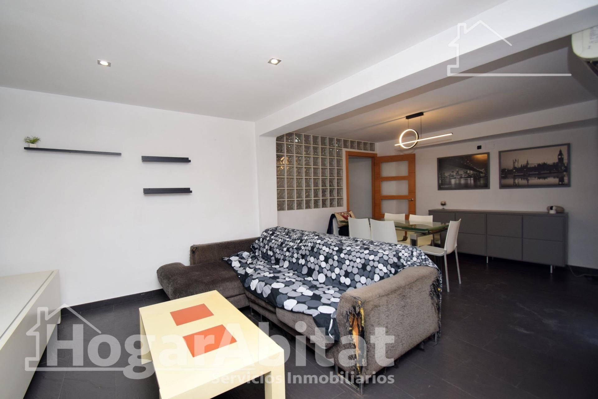Living room of Flat for sale in Paterna  with Air Conditioner and Balcony