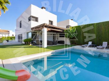 Xalet amb piscina en venda a Loma Verde
