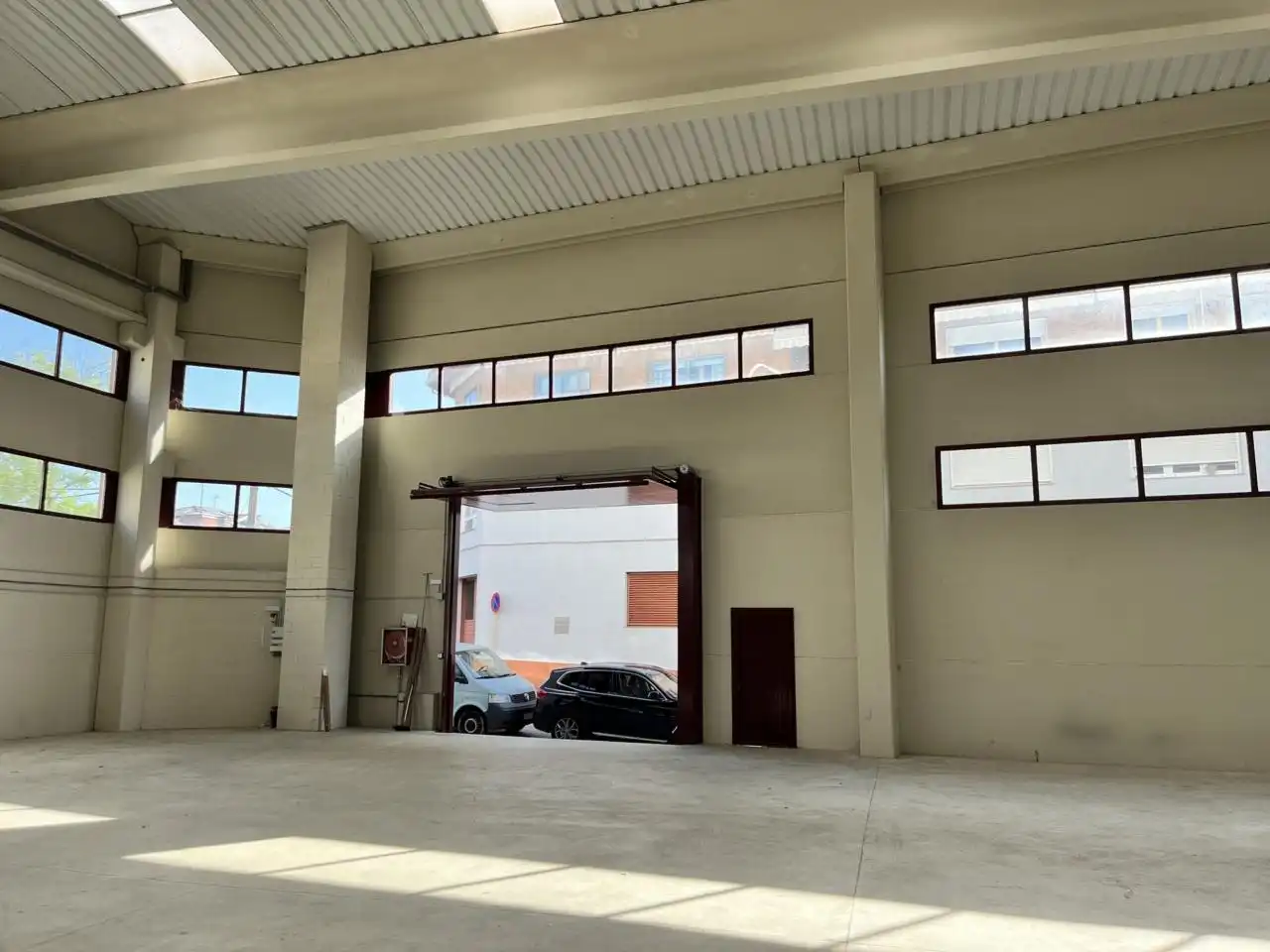 Vista exterior de Nau industrial de lloguer en Cerdanyola del Vallès amb Alarma