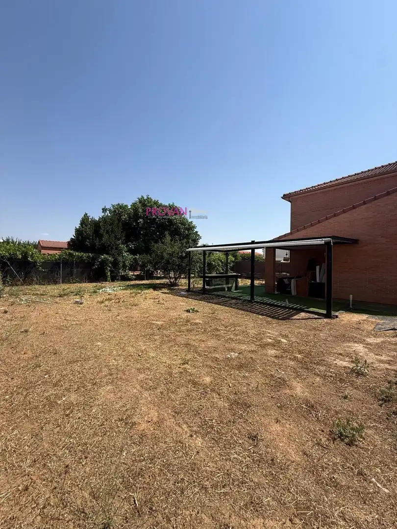 Casa adosada en venta en Galápagos con Calefacción y Jardín privado