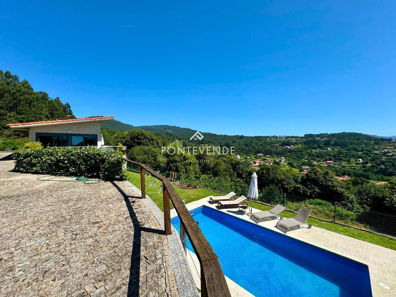 Vista exterior de Casa o xalet en venda en Vilaboa amb Aire condicionat, Jardí privat i Terrassa