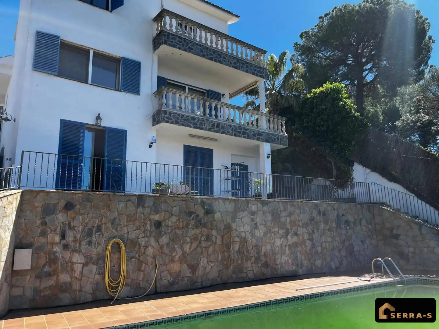 Chalet con terraza en venta en Carrer del Cadí