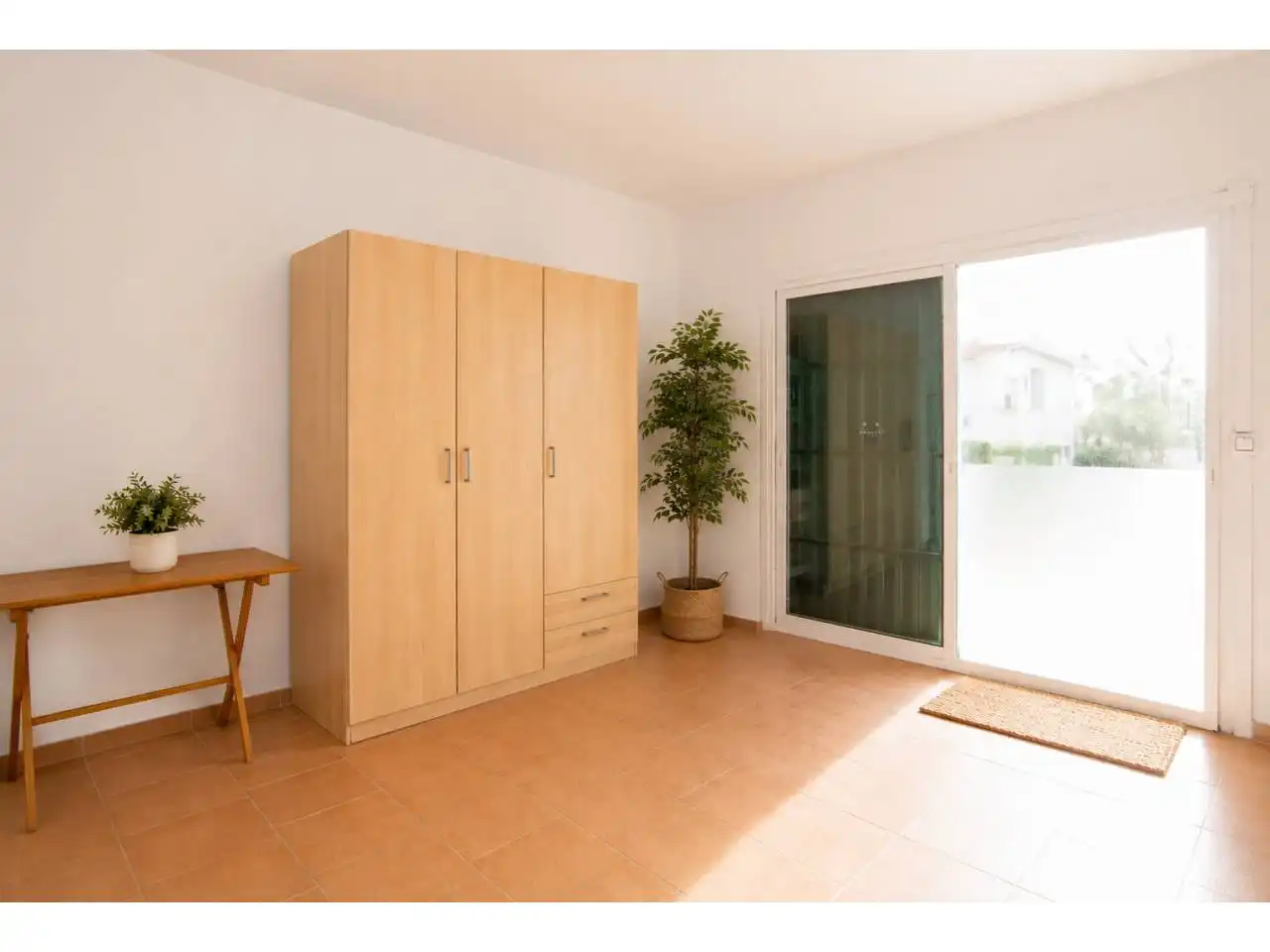 Dormitori de Finca rústica en venda en Selva amb Jardí privat, Terrassa i Moblat