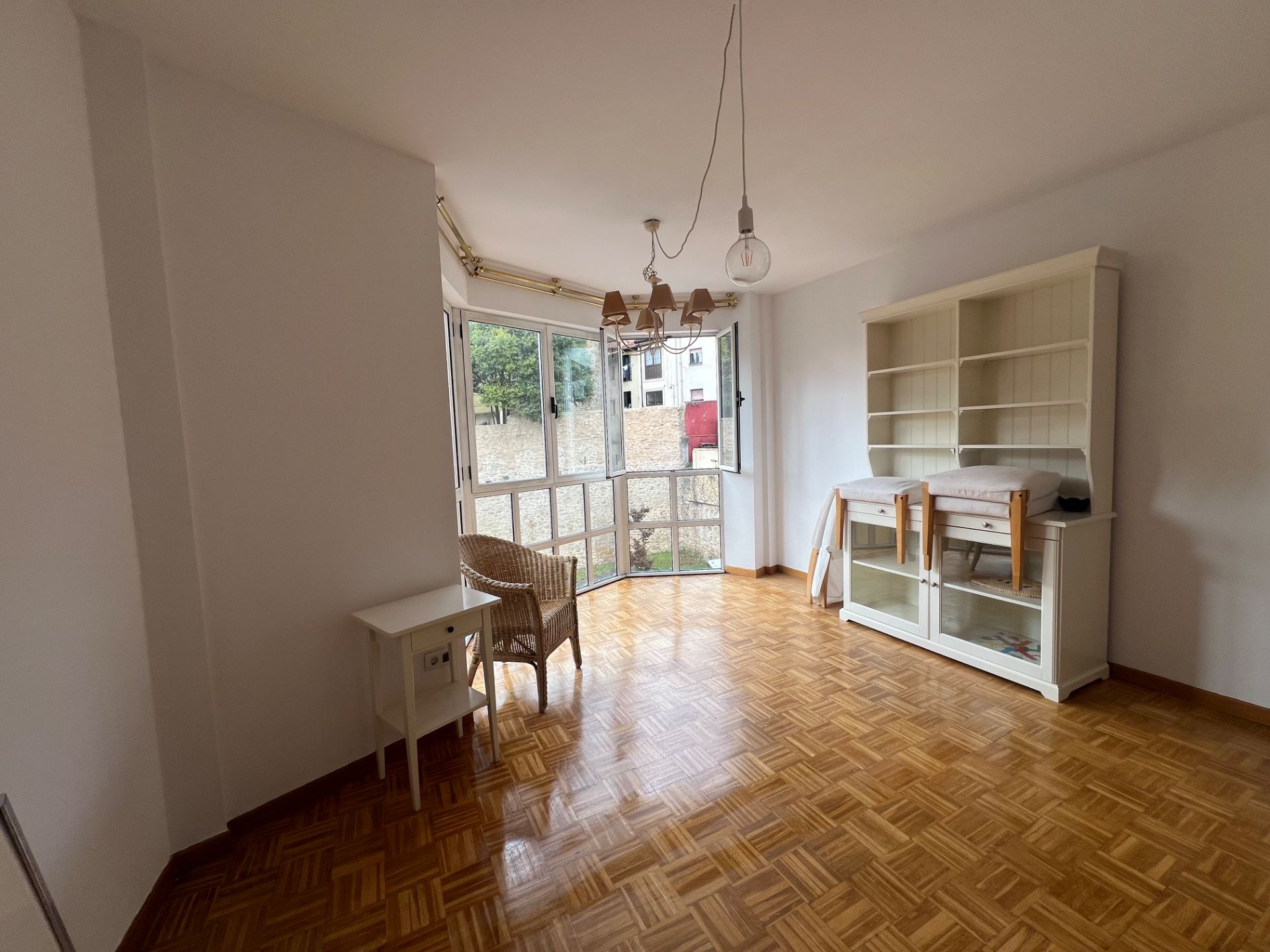 Sala d'estar de Pis de lloguer en Oviedo  amb Calefacció, Parquet i Traster