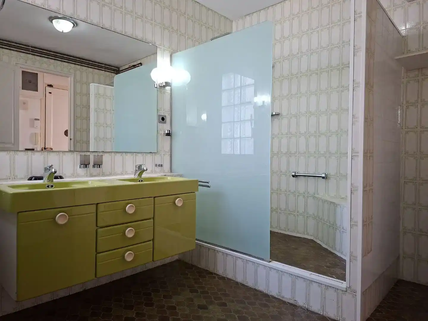 Badezimmer von Dachboden zum Verkauf in Sitges mit Balkon
