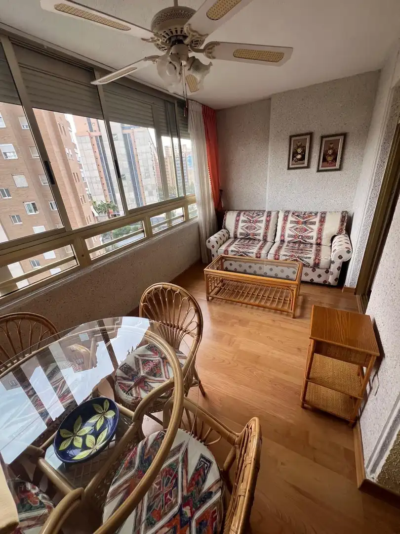 Sala de estar de Piso en venta en Benidorm con Aire acondicionado, Terraza y Amueblado