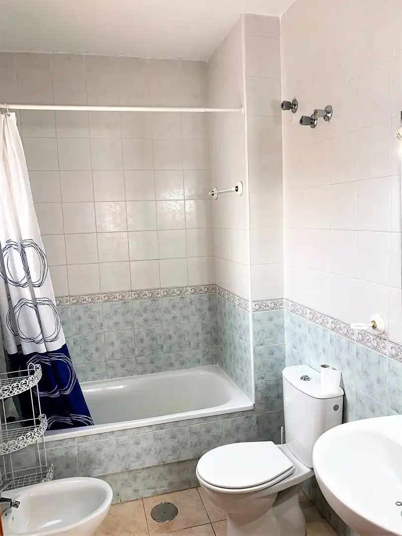 Baño de Apartamento de alquiler en Orihuela con Terraza y Piscina comunitaria