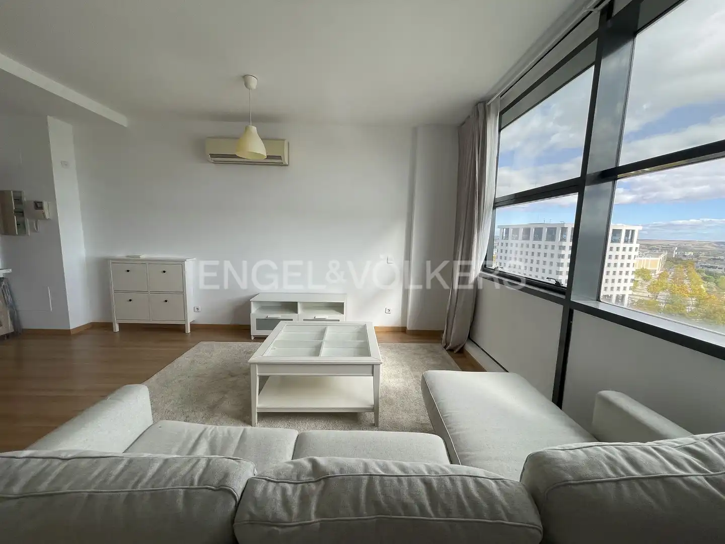 Living room of Study for rent in San Sebastián de los Reyes  with Air Conditioner, Heating and Parquet flooring