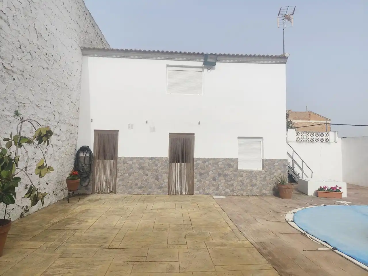 Vista exterior de Casa adosada en venda en Fuerte del Rey amb Aire condicionat, Calefacció i Jardí privat