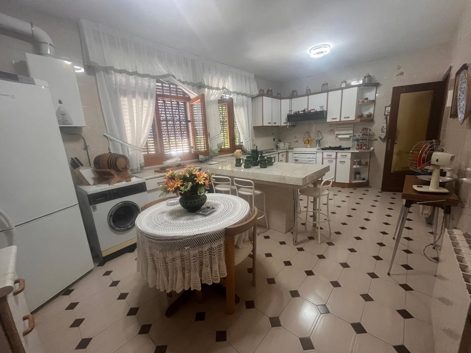 Cuina de Casa o xalet en venda en Villaluenga de la Sagra amb Calefacció, Jardí privat i Terrassa