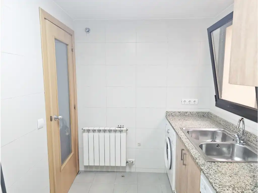 Cuina de Pis en venda en Figueres amb Aire condicionat, Calefacció i Moblat