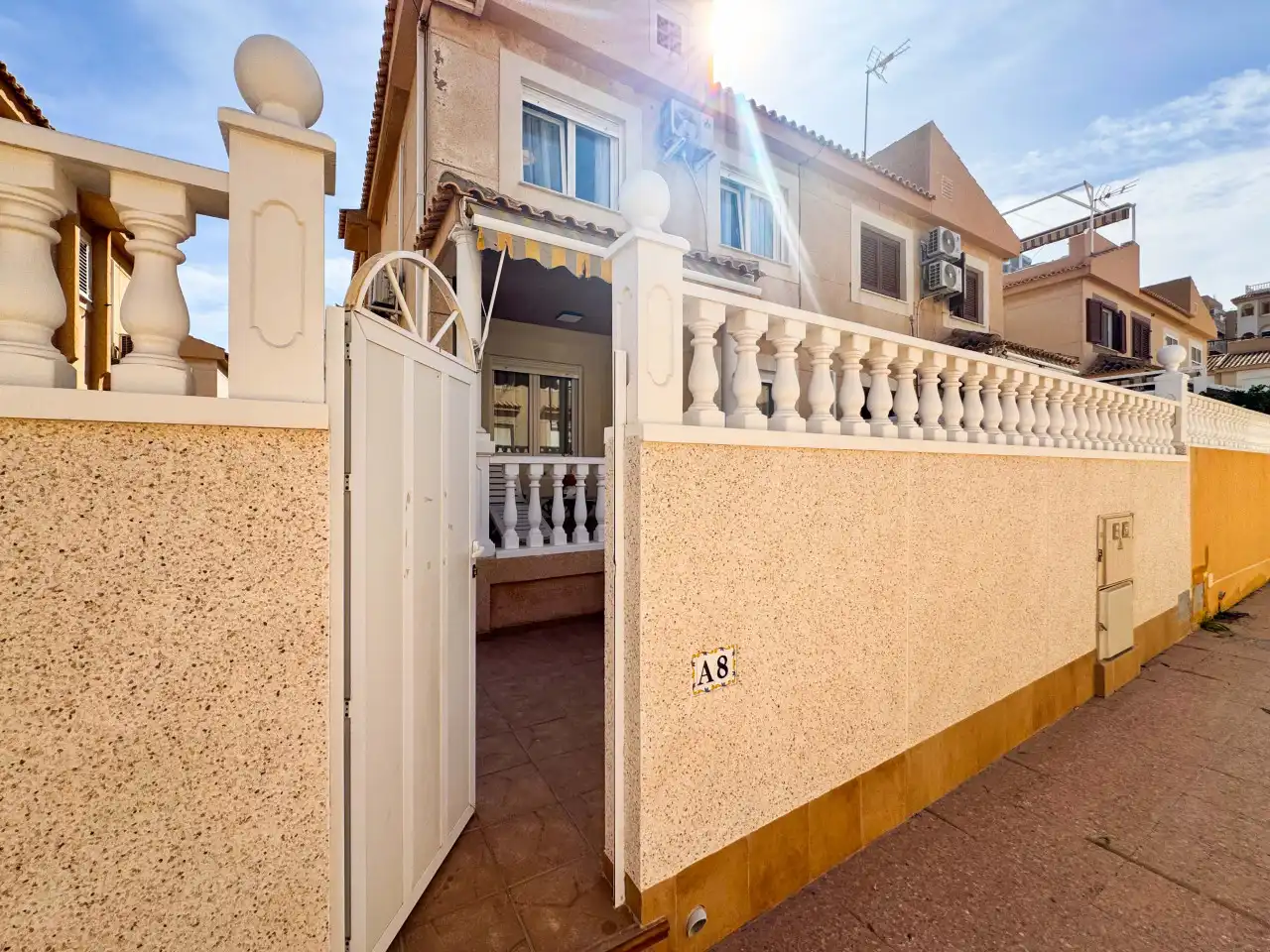 Vista exterior de Casa adosada en venda en Torrevieja amb Aire condicionat, Calefacció i Jardí privat