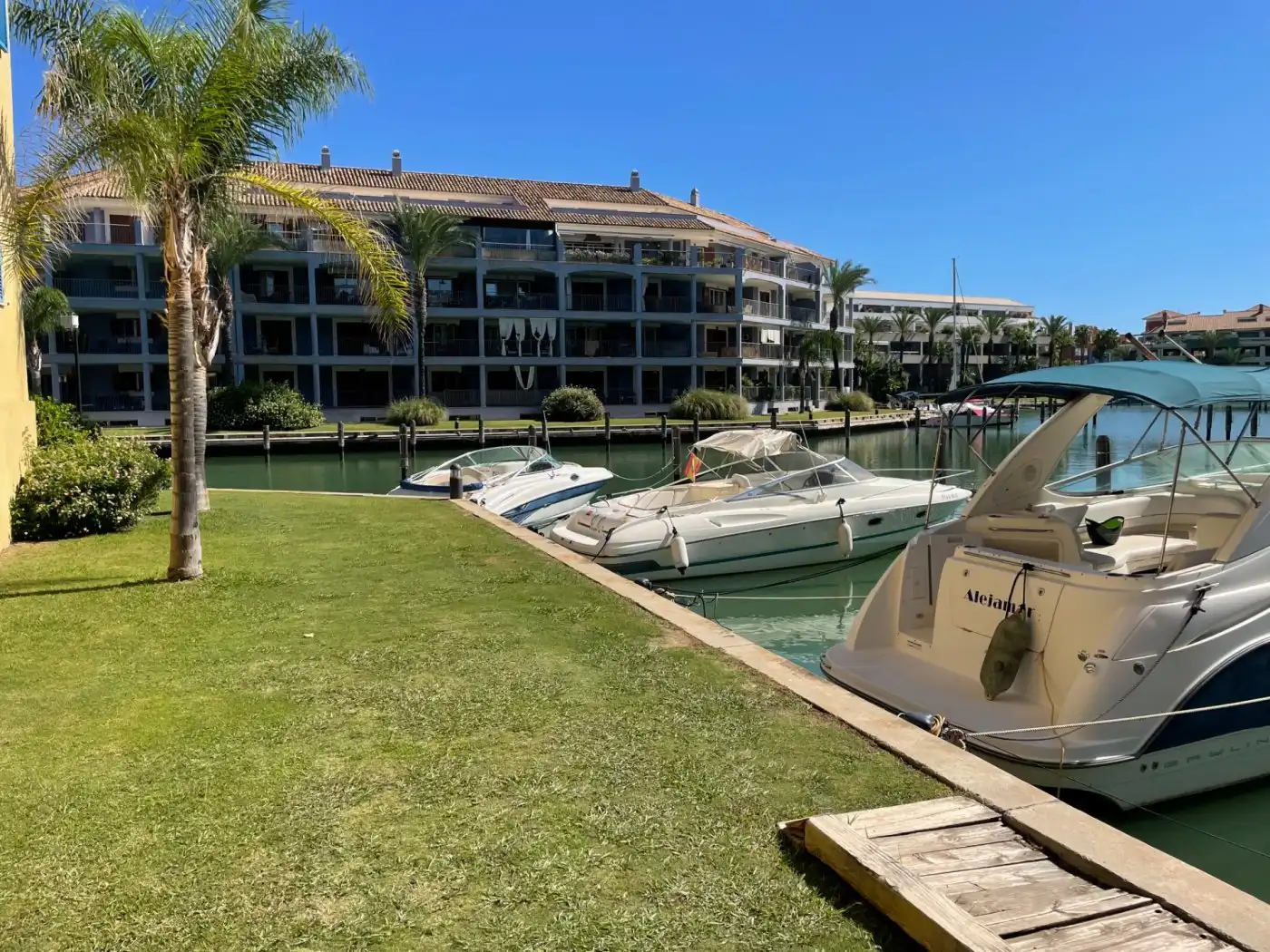 Außenansicht von Wohnung zur Miete in Sotogrande mit Klimaanlage, Terrasse und Möbliert