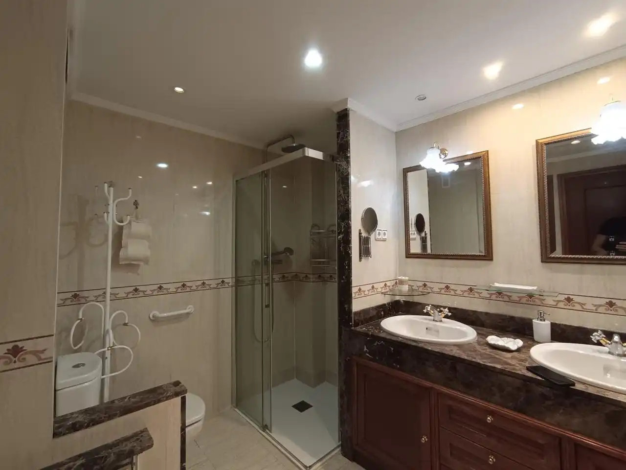 Baño de Piso en venta en Madrid con Aire acondicionado, Calefacción y Jardín privado
