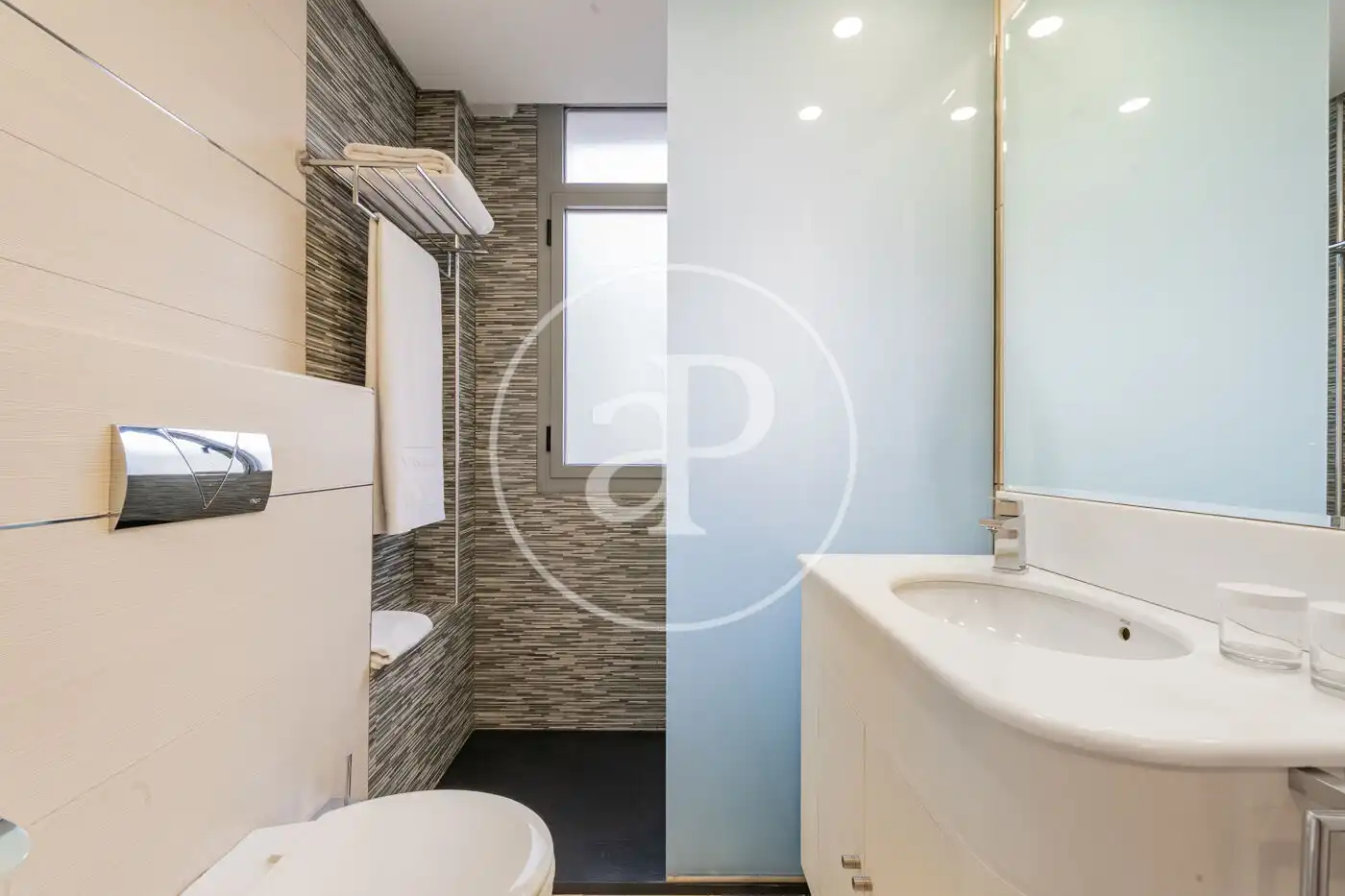 Bathroom of Flat for rent in Madrid  with Air Conditioner, Heating and Terrace
