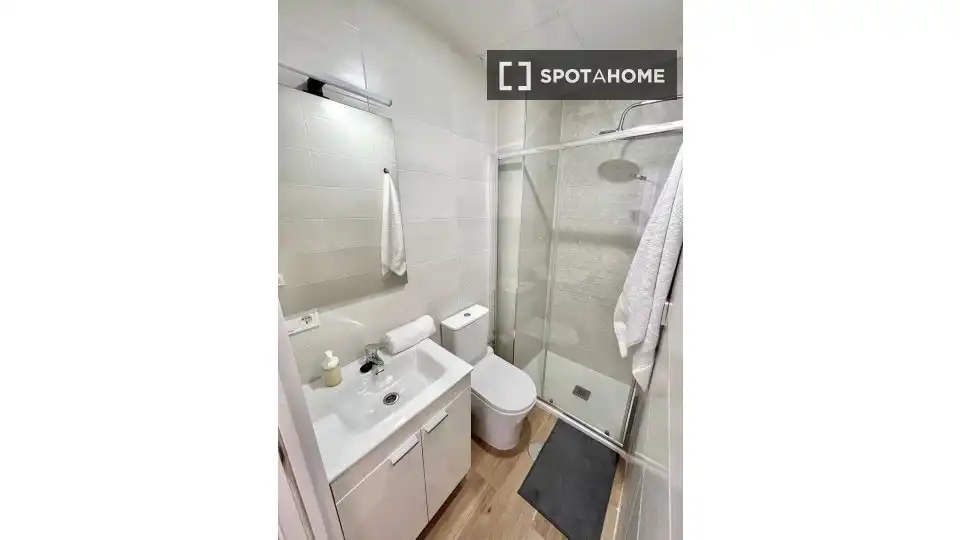 Badezimmer von Wohnung zur Miete in Madrid mit Klimaanlage, Heizung und Möbliert