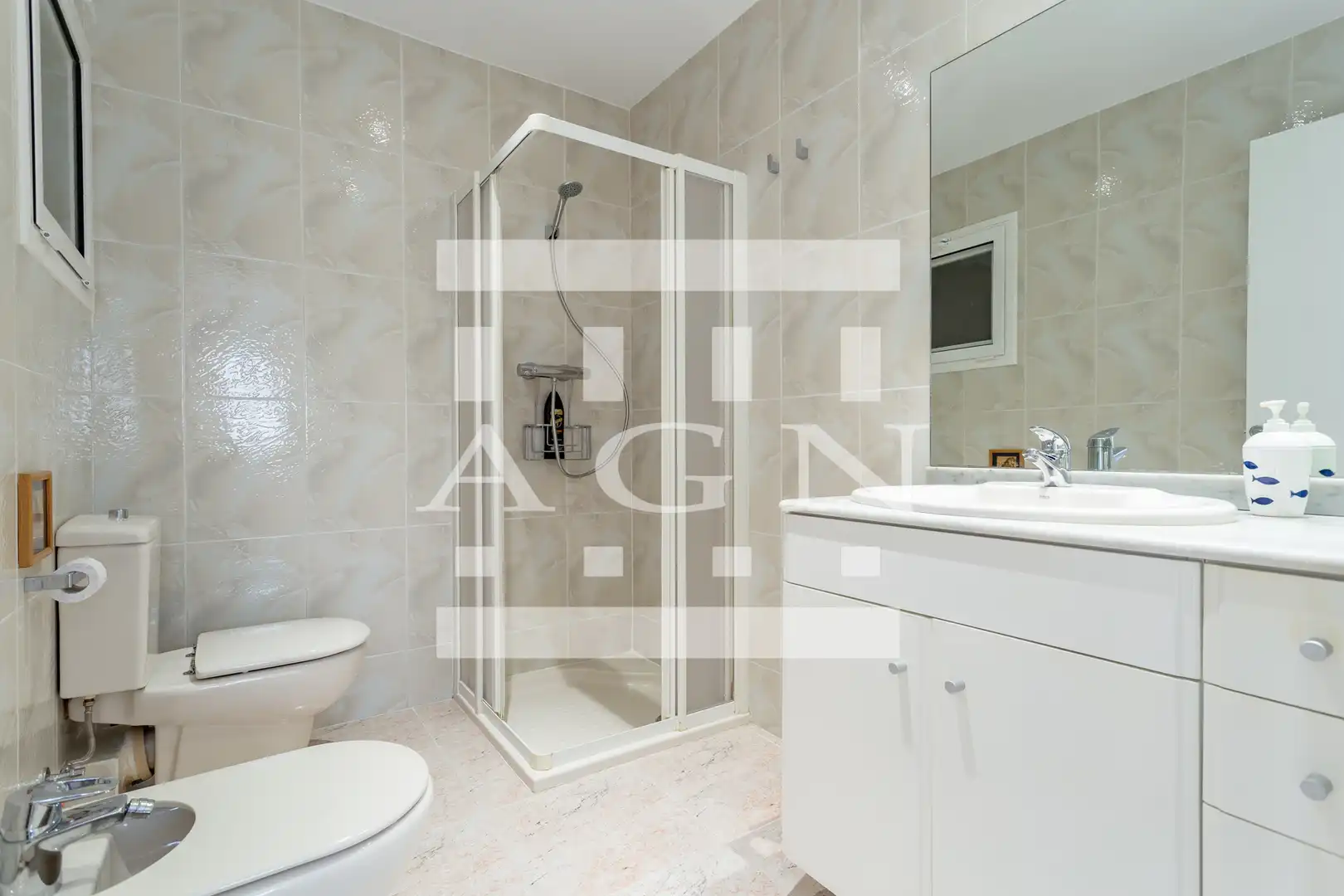 Badezimmer von Wohnung zum Verkauf in Salou mit Klimaanlage, Heizung und Terrasse