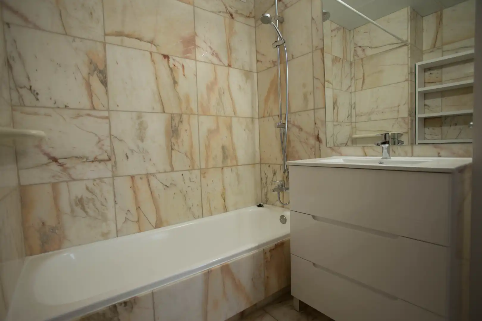 Bathroom of Flat for rent in Madrid  with Air Conditioner, Heating and Parquet flooring