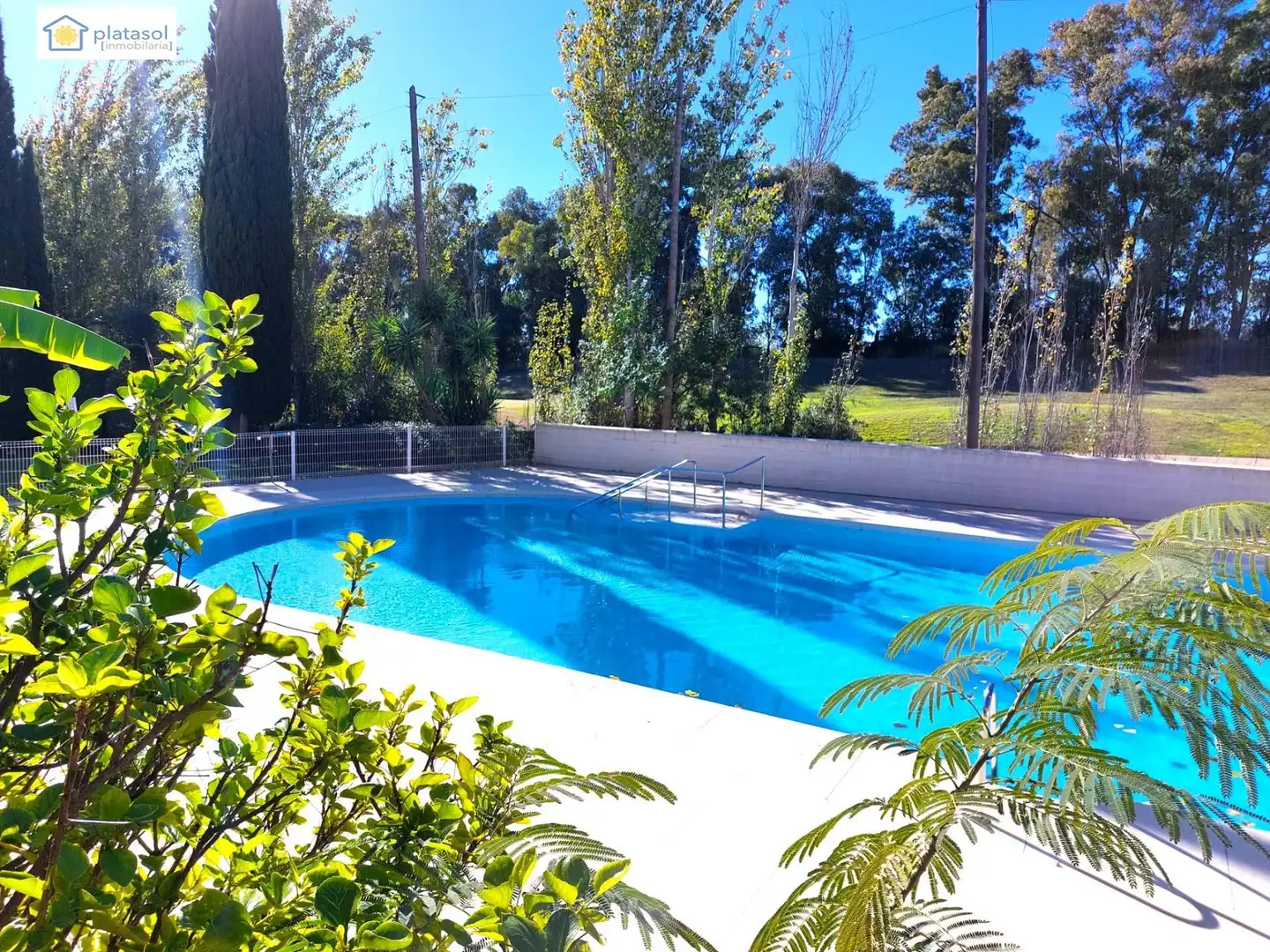 Piscina de Casa adosada en venda en Guillena amb Aire condicionat, Calefacció i Jardí privat