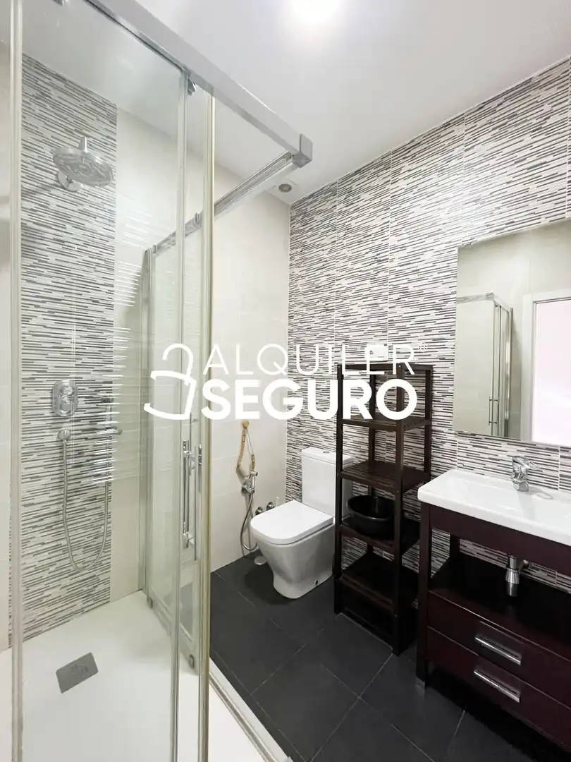 Bathroom of Flat for rent in Madrid  with Heating and Furnished