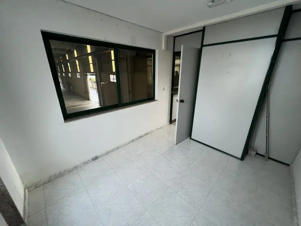 Industrial buildings for rent in Cambre 