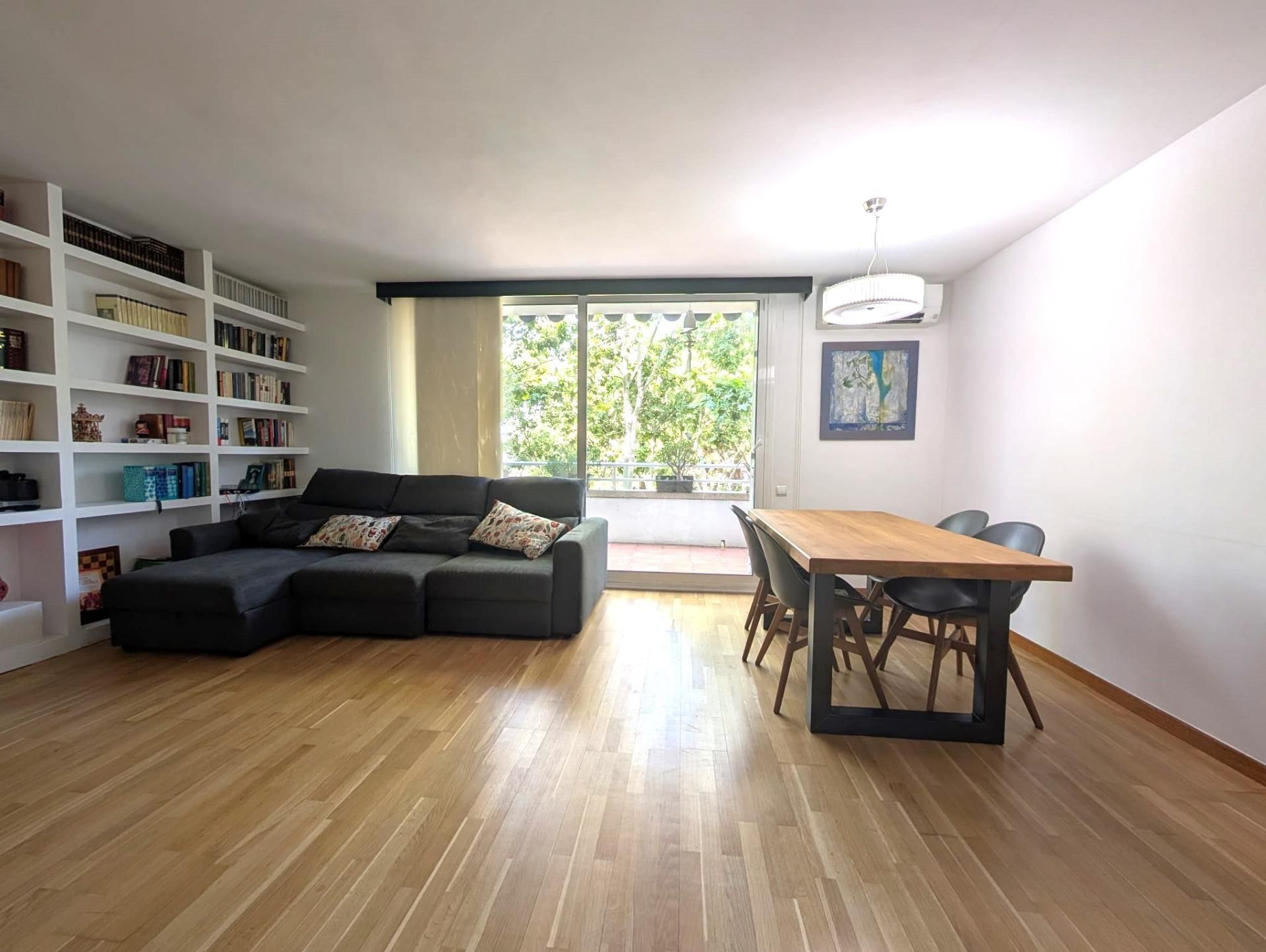 Sala d'estar de Casa o xalet en venda en Molins de Rei amb Aire condicionat, Calefacció i Parquet