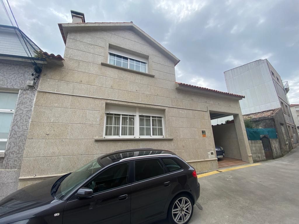 Vista exterior de Casa o xalet en venda en A Illa de Arousa  amb Terrassa, Traster i Moblat