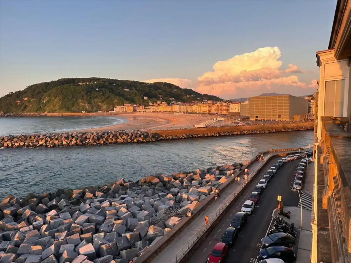 Vista exterior de Pis de lloguer en Donostia - San Sebastián  amb Parquet, Moblat i Balcó
