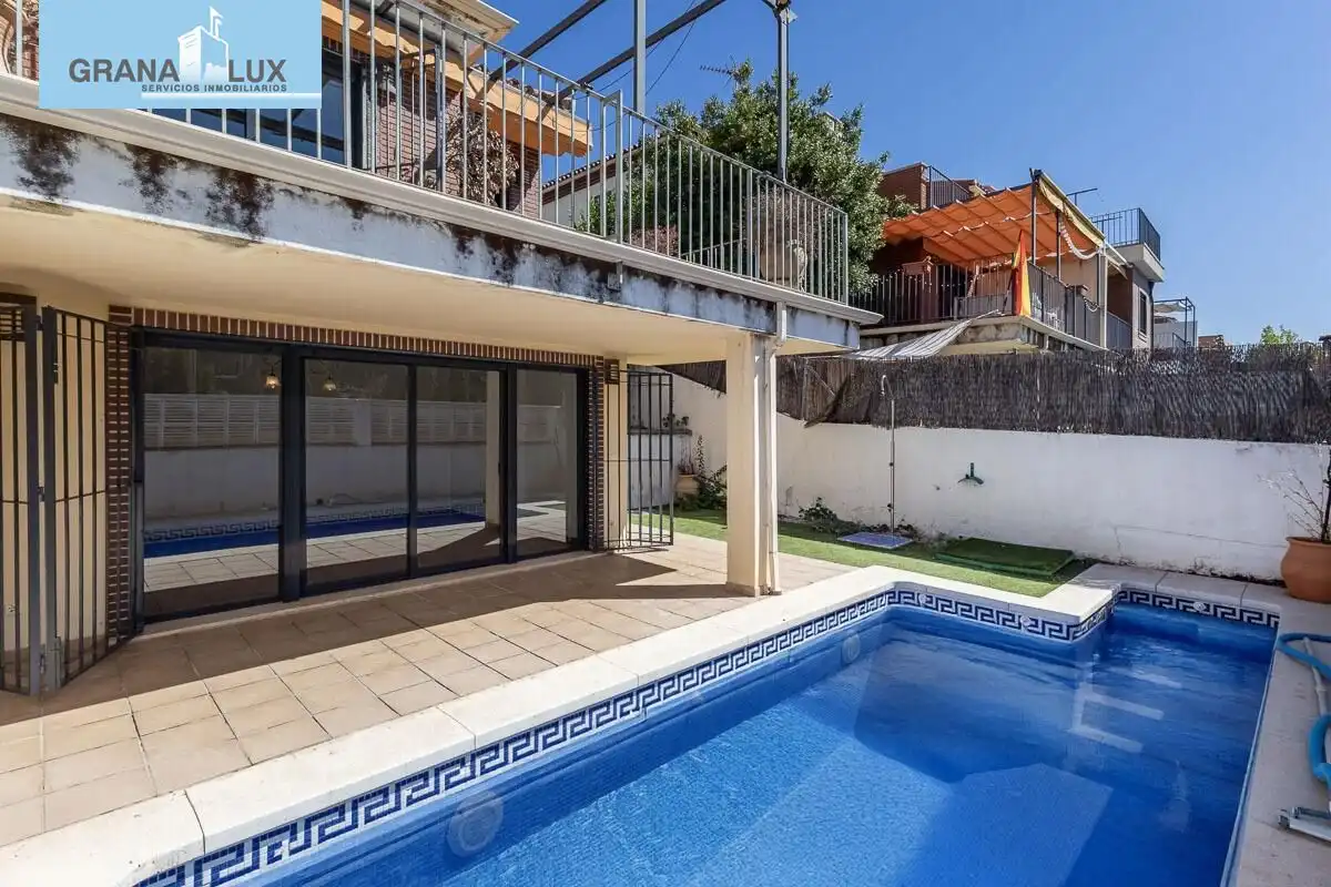 House with terrace for sale in Calle Guadiana