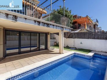 Casa amb balcó en venda a Calle Guadiana