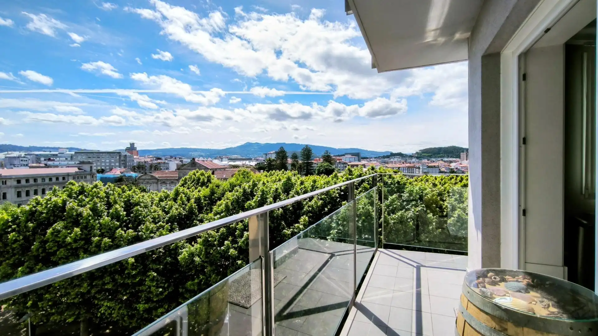 Terrassa de Pis en venda en Pontevedra Capital  amb Calefacció, Parquet i Moblat