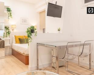 Bedroom of Flat to rent in  Madrid Capital  with Air Conditioner and Balcony