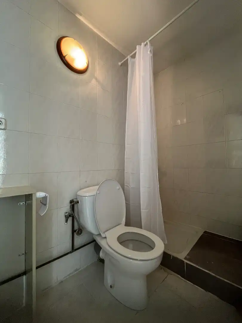 Baño de Local de alquiler en Girona con Aire acondicionado