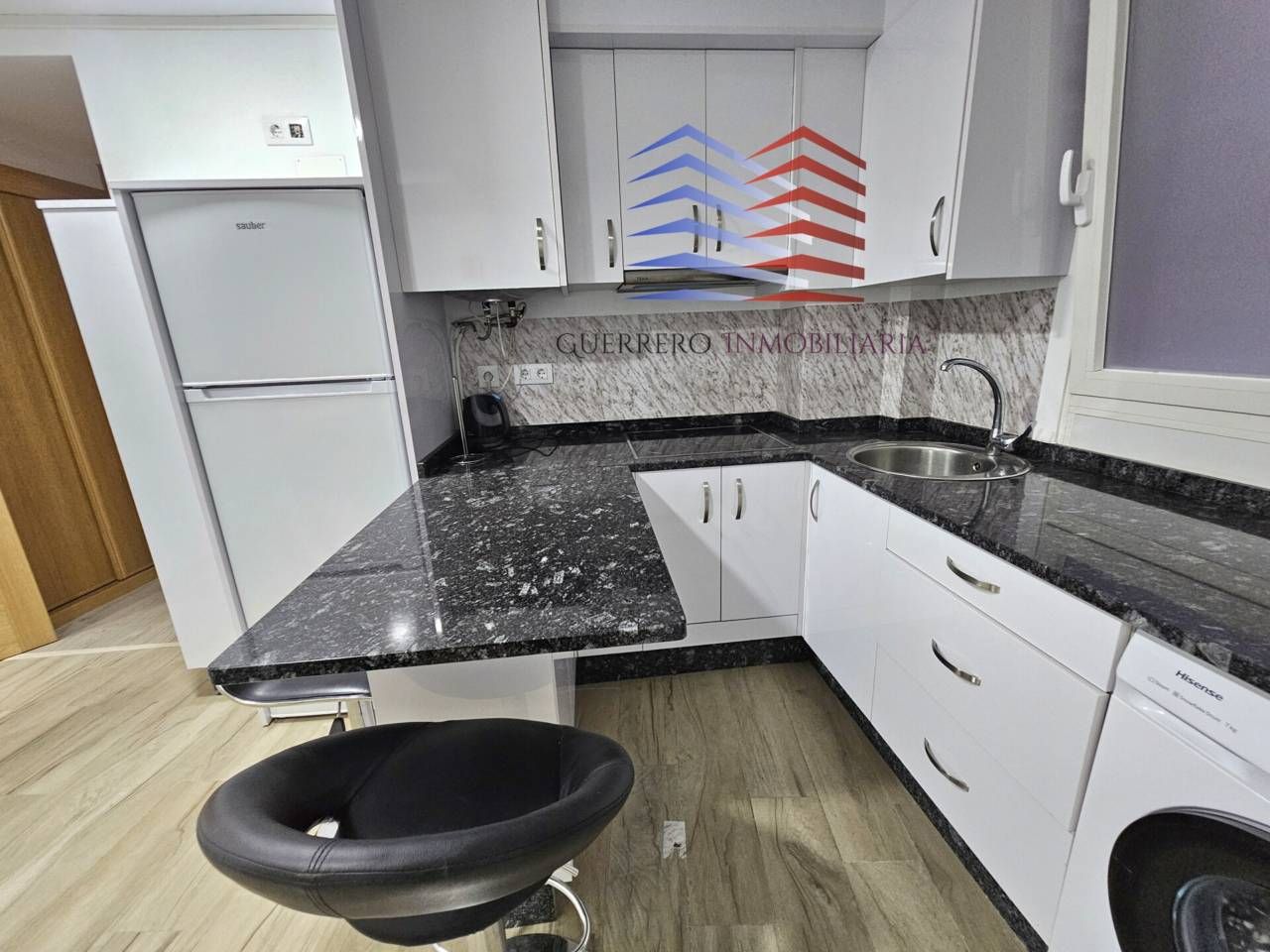 Cuina de Apartament de lloguer en Ourense Capital  amb Calefacció i Moblat