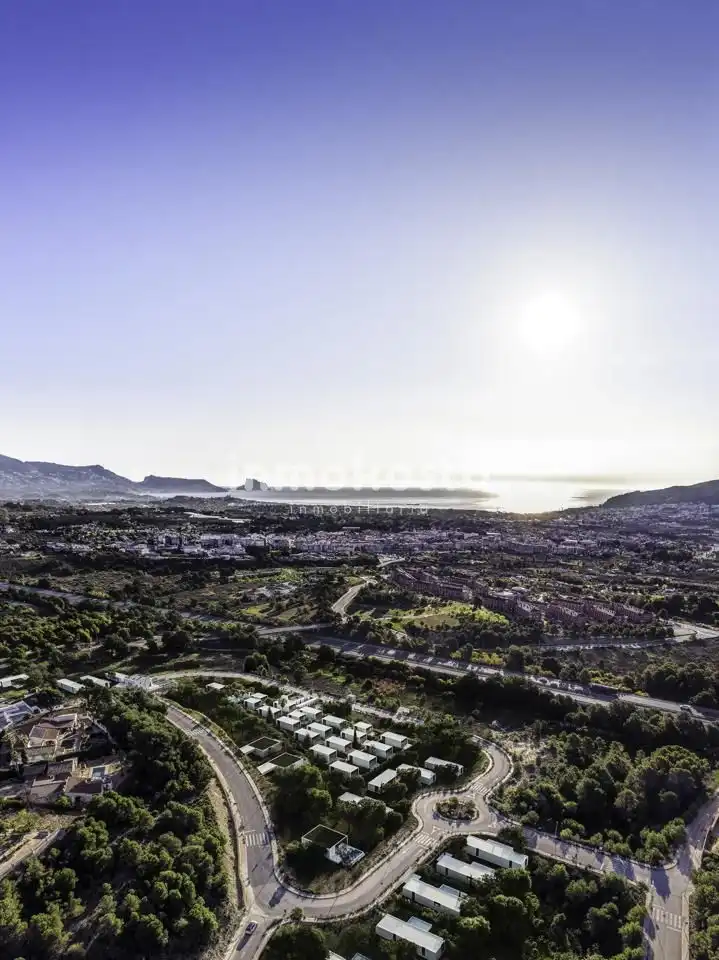 Vista exterior de Casa o xalet en venda en L'Alfàs del Pi amb Aire condicionat, Jardí privat i Terrassa