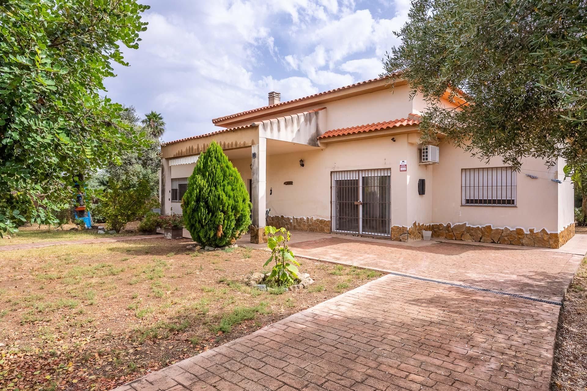 Vista exterior de Casa o chalet en venta en Sanlúcar la Mayor con Aire acondicionado, Jardín privado y Piscina
