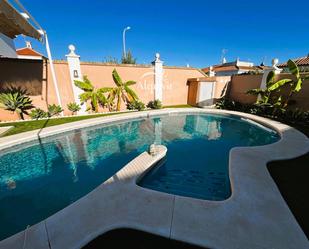 Vista exterior de Casa o xalet en venda en Almonte amb Aire condicionat, Terrassa i Piscina