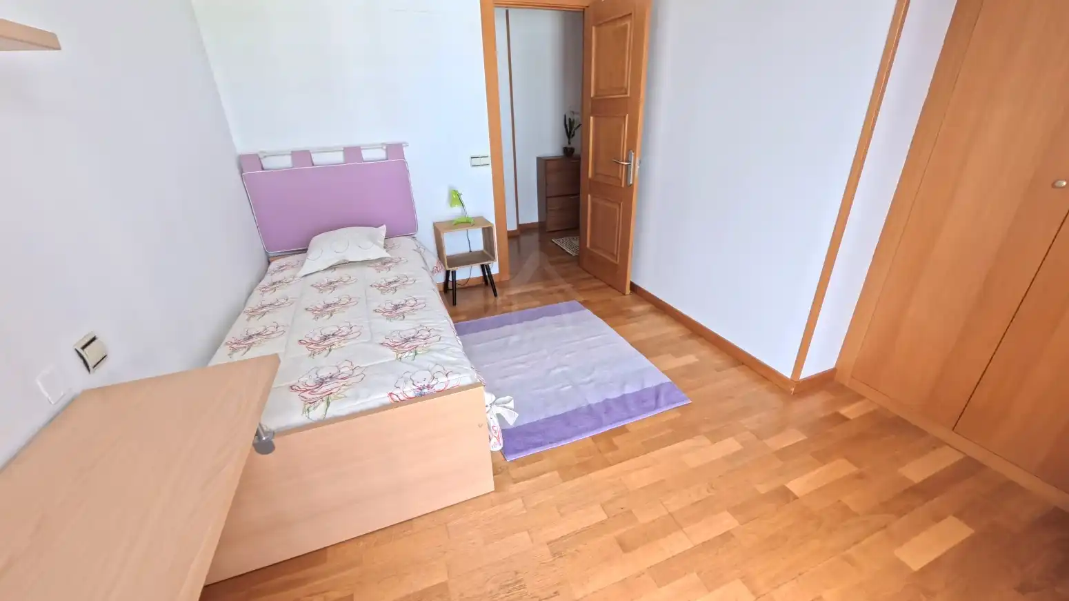 Habitación de Piso de alquiler en  Logroño con Aire acondicionado, Calefacción y Jardín privado