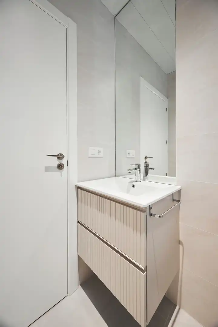 Badezimmer von Wohnung zur Miete in Madrid mit Klimaanlage, Heizung und Balkon